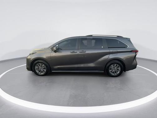 2021 Toyota Sienna LE 8 Passenger