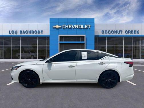 White 2022 Nissan Altima 2.5 SR