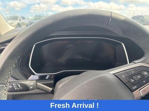 Deep Black Pearl Effect 2024 Volkswagen Jetta 1.5T SE