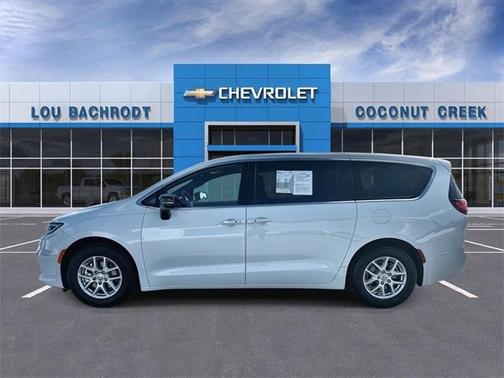 2025 Chrysler Pacifica Select