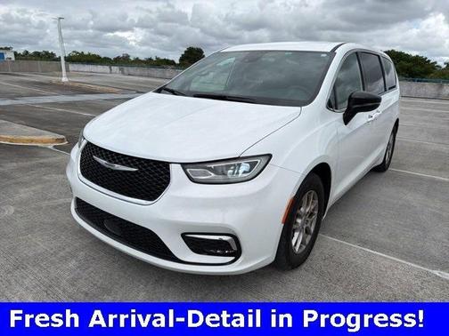 2024 Chrysler Pacifica Touring