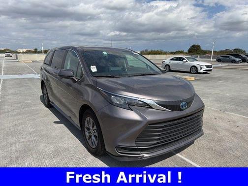 2024 Toyota Sienna LE