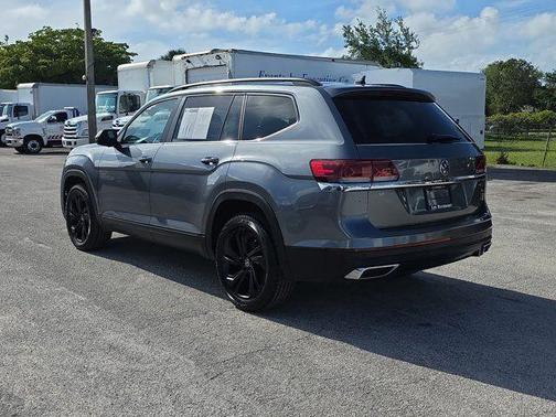 Platinum Gray Metallic 2022 Volkswagen Atlas 2.0T SE