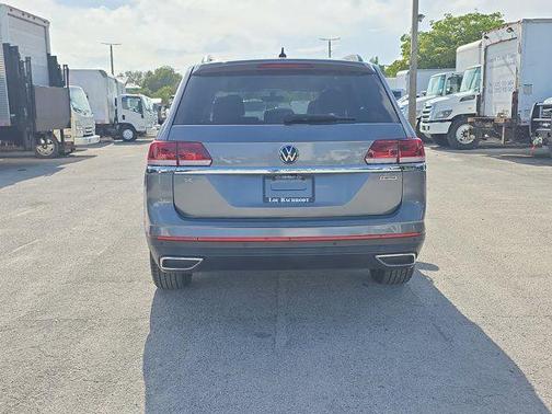 Platinum Gray Metallic 2022 Volkswagen Atlas 2.0T SE