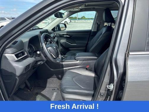 Magnetic Gray Metallic 2024 Toyota Highlander XLE