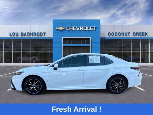 White 2022 Toyota Camry SE