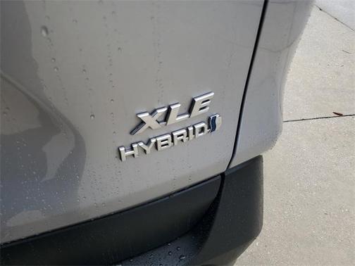 2022 Toyota RAV4 Hybrid XLE