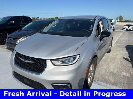 2024 Chrysler Pacifica Touring-L