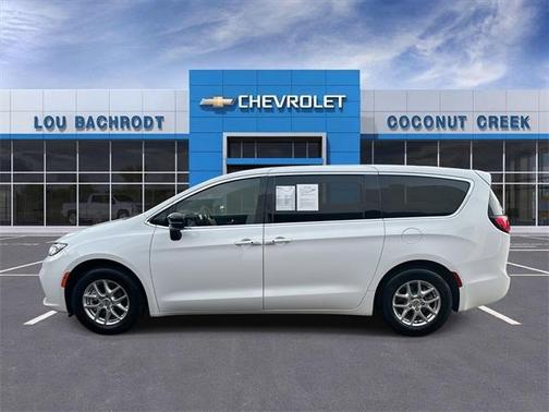 2025 Chrysler Pacifica Select