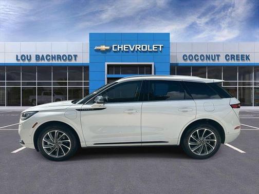 White Metallic 2022 Lincoln Corsair Grand Touring