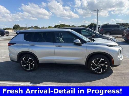 2023 Mitsubishi Outlander SE