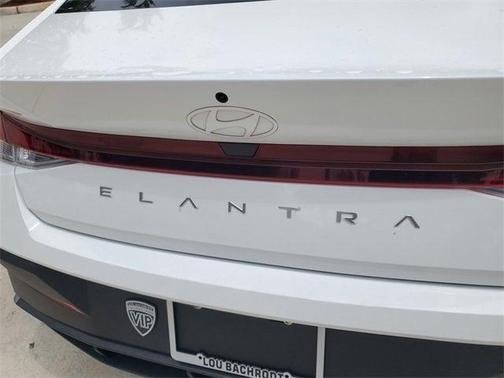 2024 Hyundai ELANTRA SE