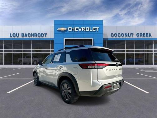 2024 Nissan Pathfinder SV