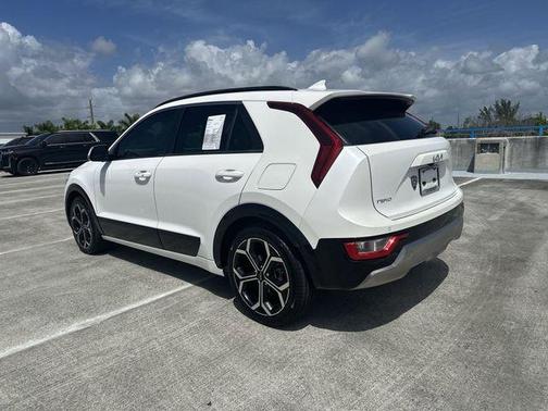 Snow White Pearl 2023 Kia Niro EX Touring