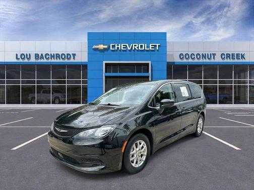 Brilliant Black Crystal Pearlcoat 2023 Chrysler Voyager LX