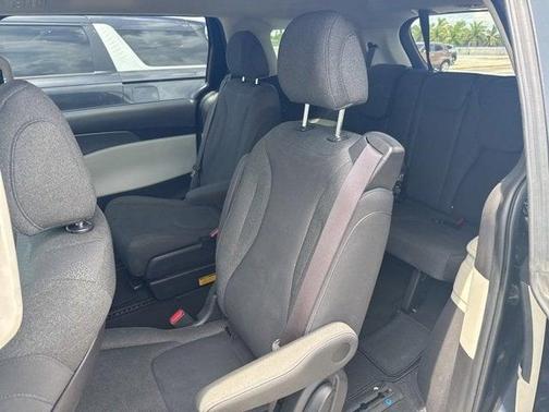 2023 Kia Carnival LX