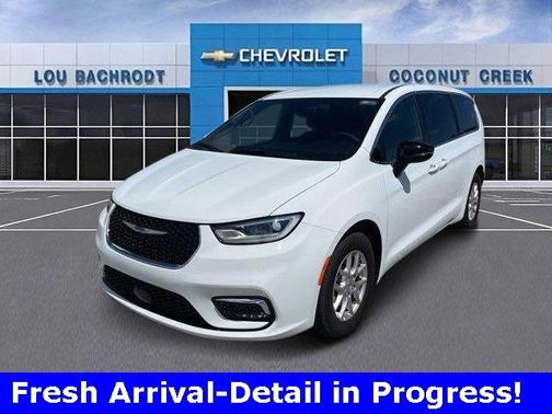 2024 Chrysler Pacifica Touring