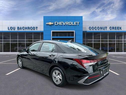 Black 2024 Hyundai ELANTRA SE