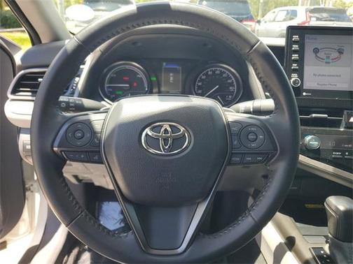 2022 Toyota Camry Hybrid SE