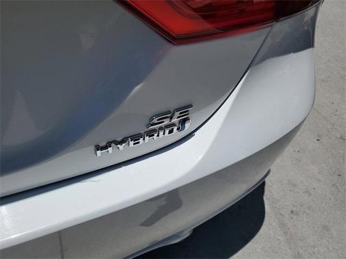 2022 Toyota Camry Hybrid SE