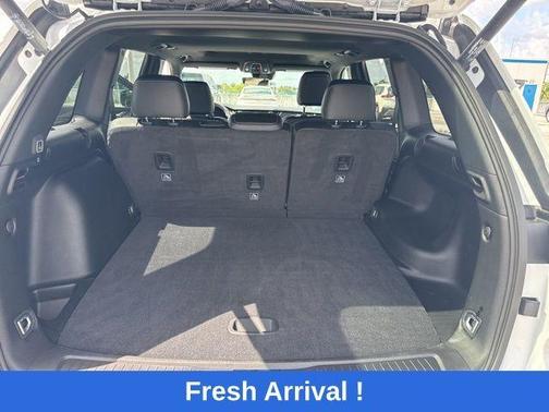 Bright White Clearcoat 2025 Jeep Grand Cherokee Laredo