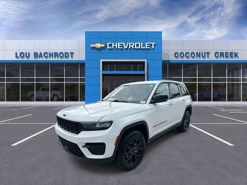 Bright White Clearcoat 2025 Jeep Grand Cherokee Laredo