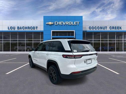 Bright White Clearcoat 2025 Jeep Grand Cherokee Laredo