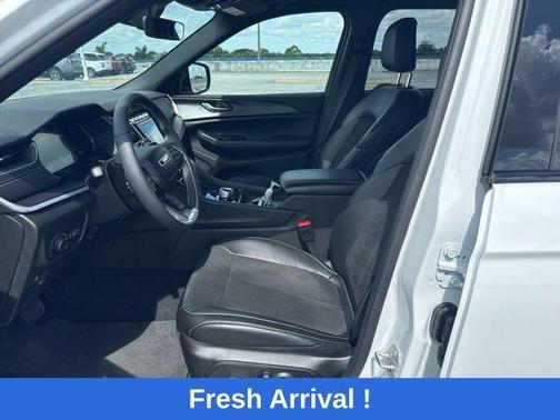 Bright White Clearcoat 2025 Jeep Grand Cherokee Laredo