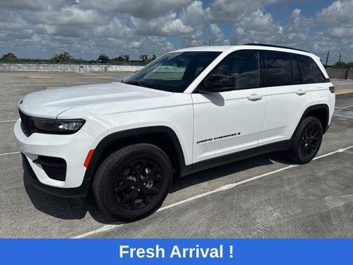 Bright White Clearcoat 2025 Jeep Grand Cherokee Laredo