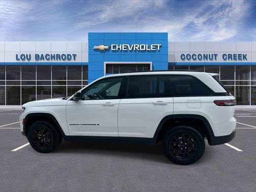 Bright White Clearcoat 2025 Jeep Grand Cherokee Laredo