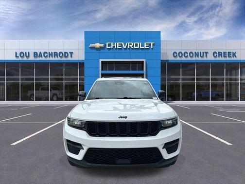 Bright White Clearcoat 2025 Jeep Grand Cherokee Laredo