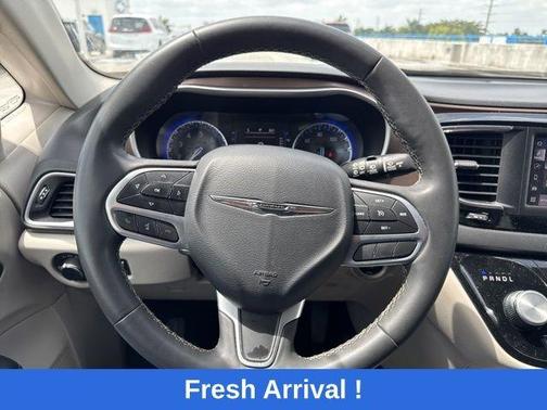 Bright White Clearcoat 2023 Chrysler Voyager LX