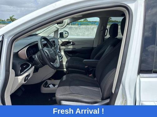 Bright White Clearcoat 2023 Chrysler Voyager LX