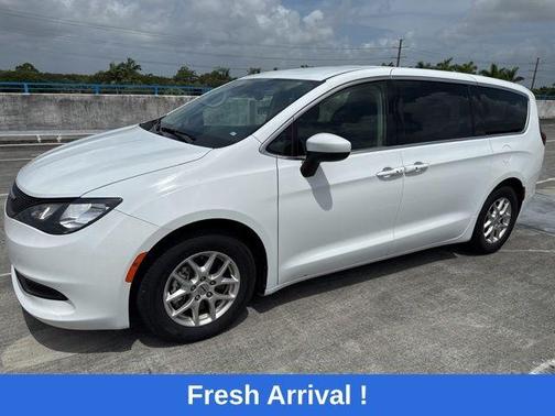 Bright White Clearcoat 2023 Chrysler Voyager LX