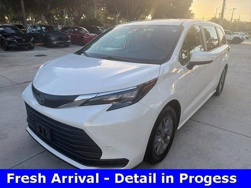 2024 Toyota Sienna LE