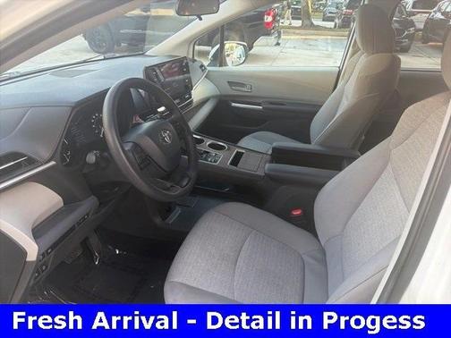 2024 Toyota Sienna LE