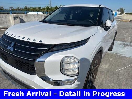 2023 Mitsubishi Outlander SE