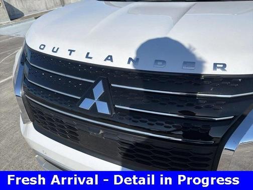 2023 Mitsubishi Outlander SE