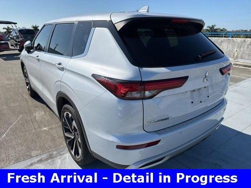2023 Mitsubishi Outlander SE