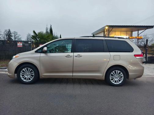 2011 Toyota Sienna XLE