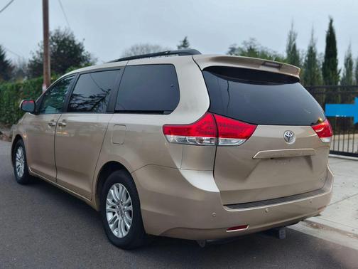 2011 Toyota Sienna XLE