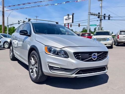 Bright Silver Metallic 2015 Volvo V60 Cross Country T5 Platinum