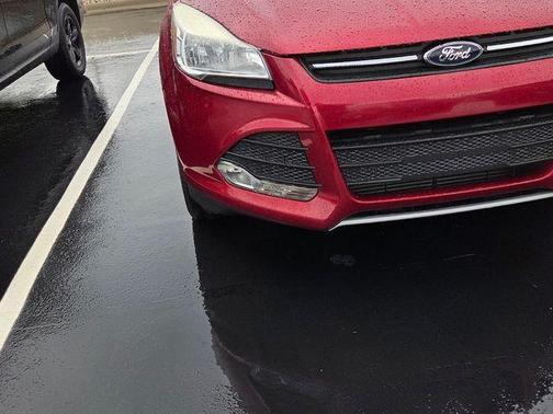 Ruby Red Metallic 2016 Ford Escape SE