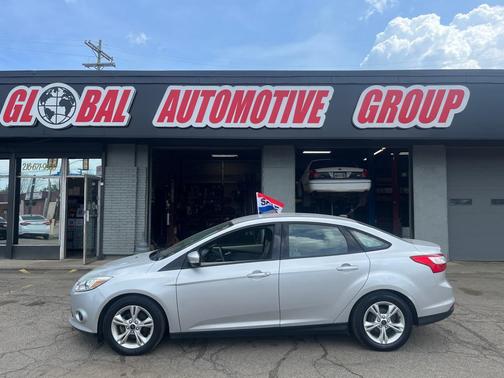 Ingot Silver Metallic 2014 Ford Focus SE