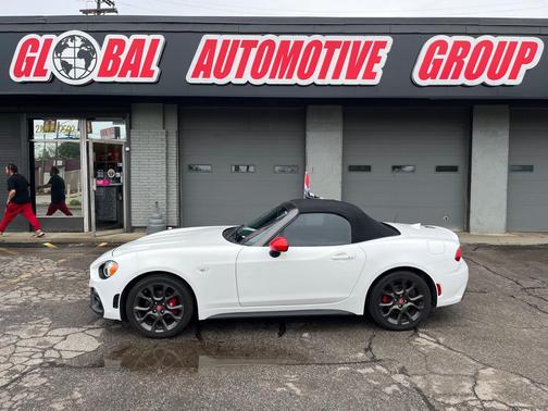 WHITE 2018 FIAT 124 Spider Abarth