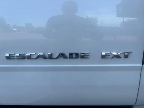 White Diamond 2005 Cadillac Escalade EXT Base