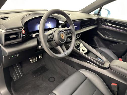 2025 Porsche Macan Base