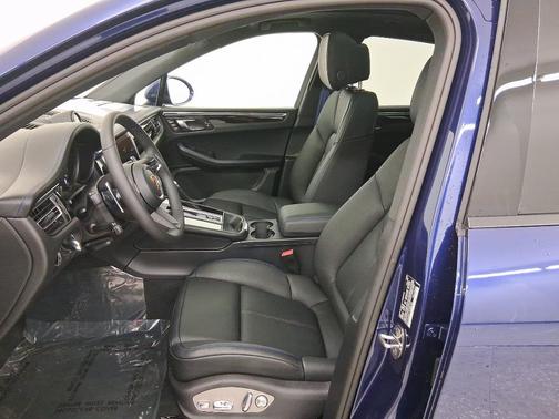 Gentian Blue Metallic 2026 Porsche Macan