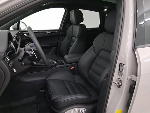 2025 Porsche Macan T