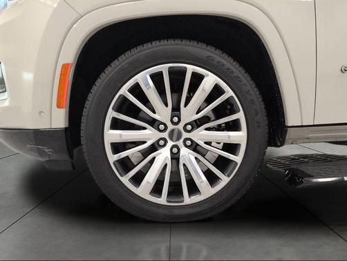 LUXURY WHITE PEARLCOAT 2022 Jeep Grand Wagoneer Series III 4x4